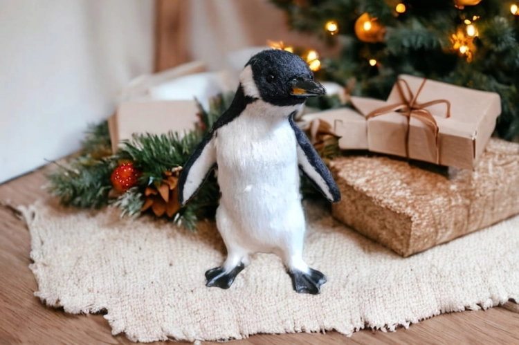 Figurka-ozdobna-świąteczna-Pingwin-do-Świątecznych-Stroików-Miękki-futerko-Biało-Czarny-13,5-cm