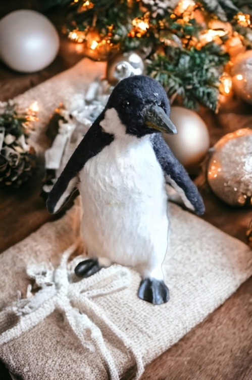 Figurka-ozdobna-świąteczna-Pingwin-do-Świątecznych-Stroików-Miękki-futerko-Biało-Czarny-11-cm