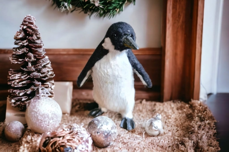 Figurka-ozdobna-świąteczna-Pingwin-do-Świątecznych-Stroików-Miękki-futerko-Biało-Czarny-11-cm