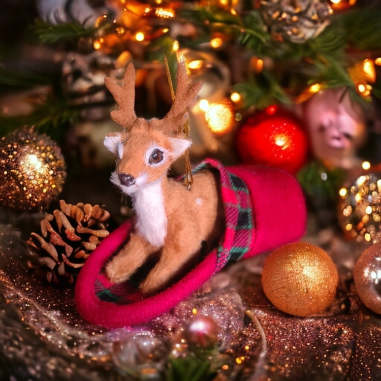 Zawieszka-Bombka-jeleń-futerko-w-kapciu-w-kratę-ozdoba-choinkowa-kapcie-kapeć