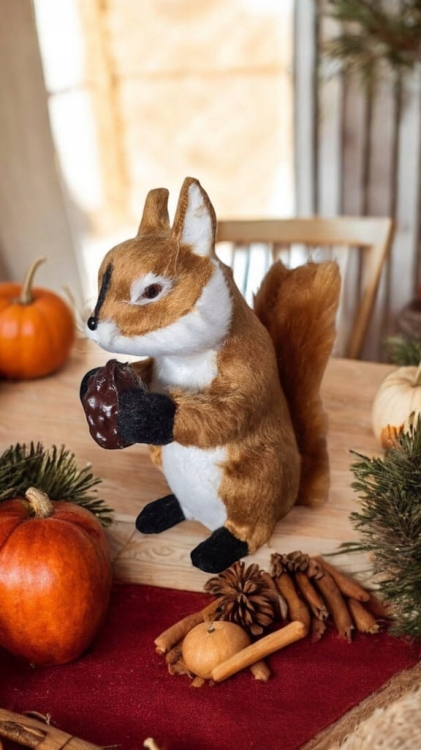 Figurka-wiewiórka-świąteczna-jesienna-dekoracja-z-żołędziem-ozdoba-do-stroików-realistyczna-futerko-biało-brązowa