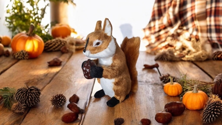 Figurka-wiewiórka-świąteczna-jesienna-dekoracja-z-żołędziem-ozdoba-do-stroików-realistyczna-futerko-biało-brązowa