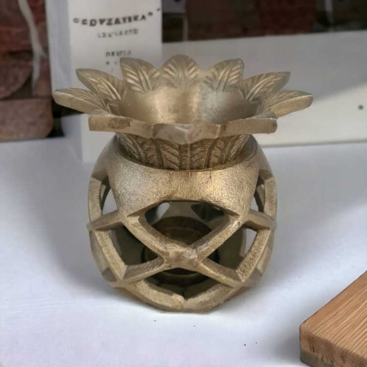 Świecznik-ananas-złoty-metalowy-na-tealight-nowoczesny-prezent-ozdoba