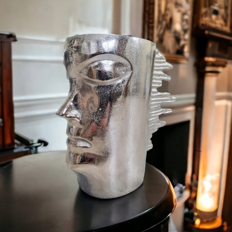 Dekoracyjny-wazon-głowa-aluminium-metalowy-srebrny