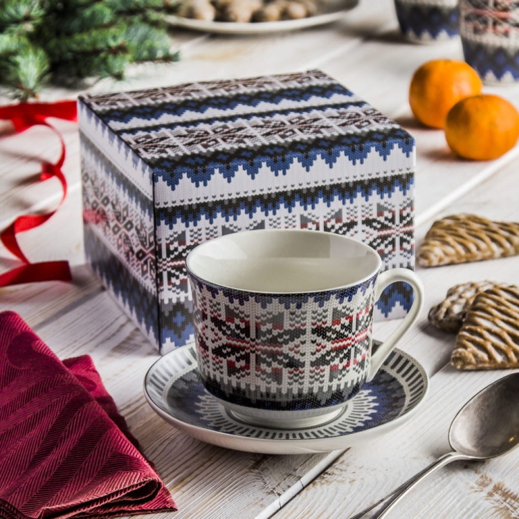 Filiżanka-do-kawy-ze-spodkiem-jumbo-porcelana-świąteczna-450-ml-SWETEREK-NIEBIESKI-norweski-motyw-wełniany