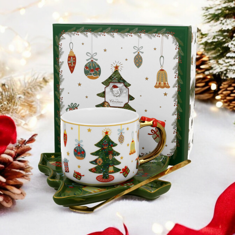 Filiżanka-do-kawy-świąteczna-porcelanowa-ze-spodkiem-i-łyżeczką-AROUND-CHRISTMAS-TREE.png